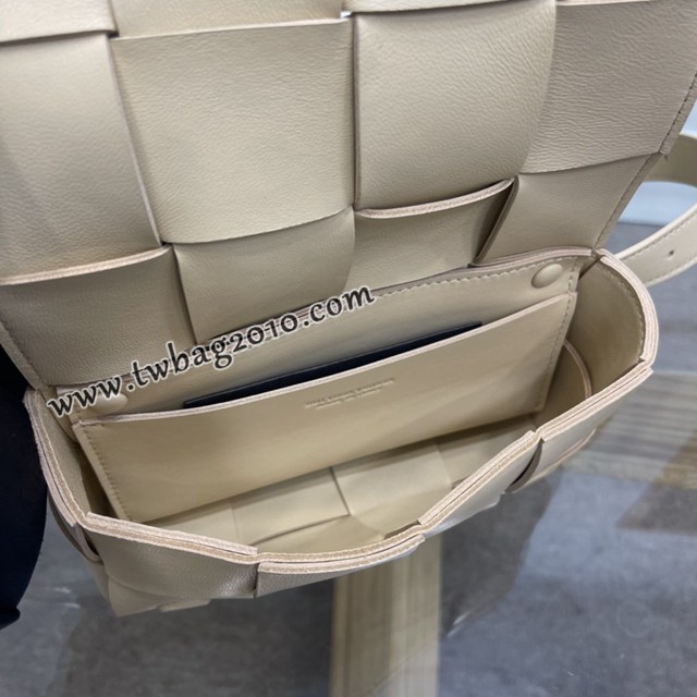 Bottega veneta高端女包 KF0015燕麥色 寶緹嘉CAEESTTE腰包 BV經典款手工編織手包腰包胸包斜挎包  gxz1208